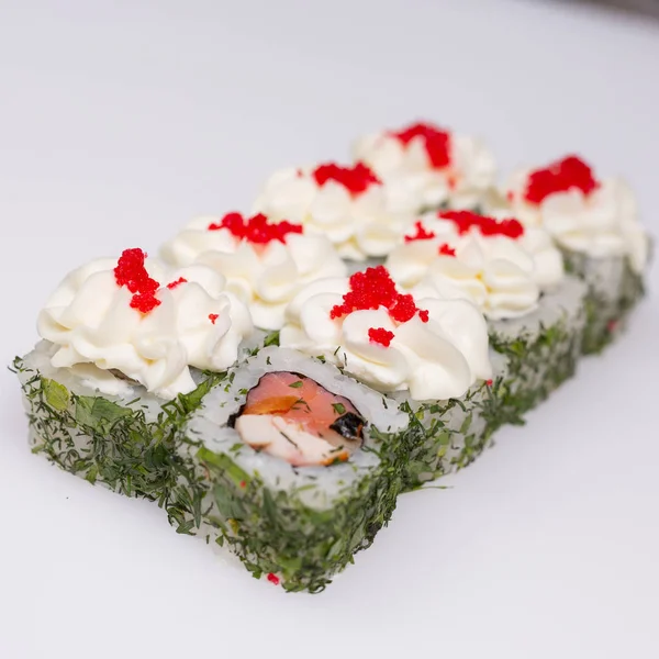Sushi Dan Gulungan Atas Meja Putih — Stok Foto