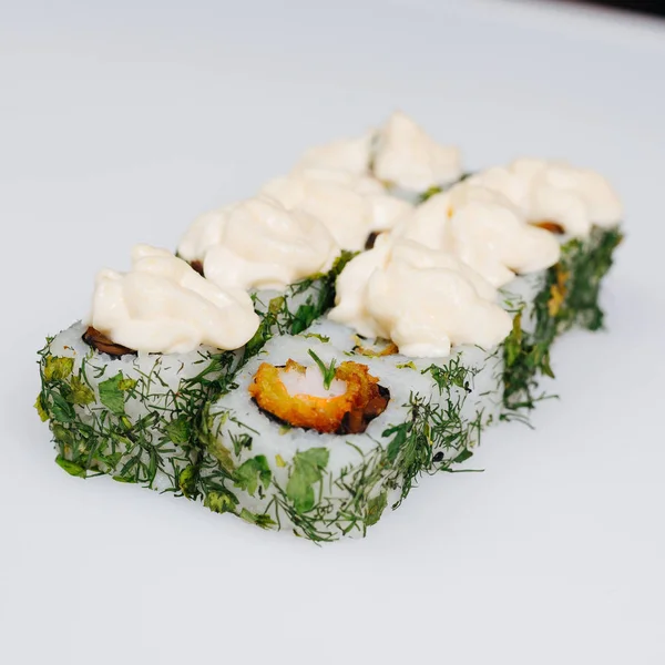 Sushi Panini Sono Tagliati Uno Sfondo Bianco Isolato — Foto Stock