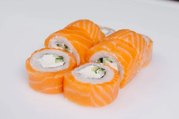 Sushi Rouleaux Sont Coupés Sur Fond Blanc Isolés — Photo
