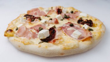 Beyaz masada İtalyan pizza, izolated