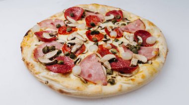 Beyaz masada İtalyan pizza, izolated