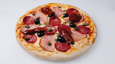 Beyaz masada İtalyan pizza, izolated