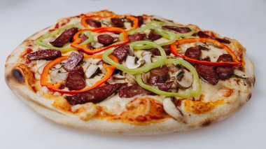 Beyaz masada İtalyan pizza, izolated