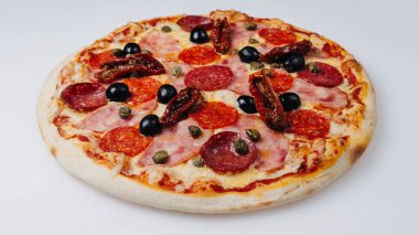 Beyaz masada İtalyan pizza, izolated