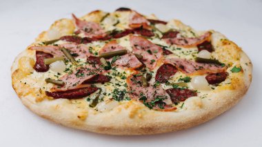 Beyaz masada İtalyan pizza, izolated