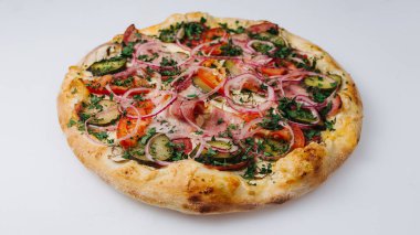 Beyaz masada İtalyan pizza, izolated