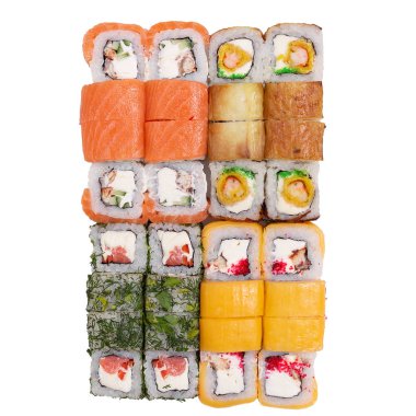 Suşi ve rulo beyaz bir arka plan üzerinde kesilir, izole