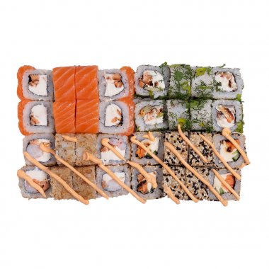 Suşi ve rulo beyaz bir arka plan üzerinde kesilir, izole