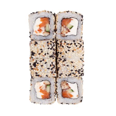 Suşi ve rulo beyaz bir arka plan üzerinde kesilir, izole