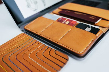 Dizüstü bilgisayar ile masaüstünde deri aksesuarlar