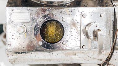 İçeriden bira fabrikası, ekipman ve hammadde