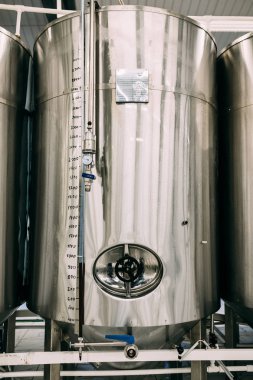 İçeriden bira fabrikası, ekipman ve hammadde