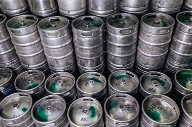 İçeriden bira fabrikası, ekipman ve hammadde