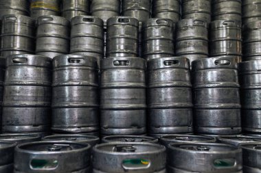 İçeriden bira fabrikası, ekipman ve hammadde