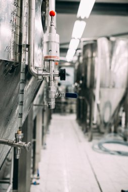 İçeriden bira fabrikası, ekipman ve hammadde