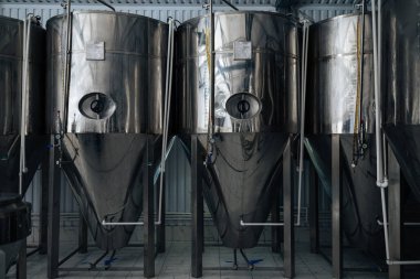 İçeriden bira fabrikası, ekipman ve hammadde