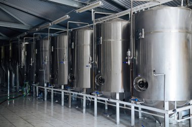 İçeriden bira fabrikası, ekipman ve hammadde