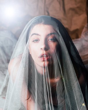 Çıplak kız bir peçe sarılmış