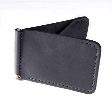 Beyaz arka planda deri aksesuarlar, cüzdanlar, bozuk para kutuları ve kayışlar, izole