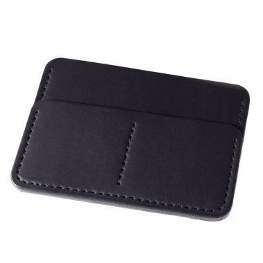 Beyaz arka planda deri aksesuarlar, cüzdanlar, bozuk para kutuları ve kayışlar, izole