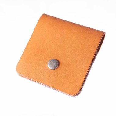 Beyaz arka planda deri aksesuarlar, cüzdanlar, bozuk para kutuları ve kayışlar, izole