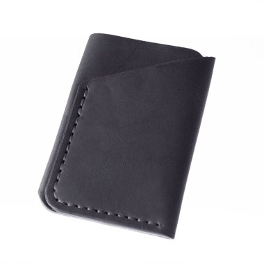 Beyaz arka planda deri aksesuarlar, cüzdanlar, bozuk para kutuları ve kayışlar, izole