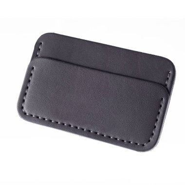 Beyaz arka planda deri aksesuarlar, cüzdanlar, bozuk para kutuları ve kayışlar, izole