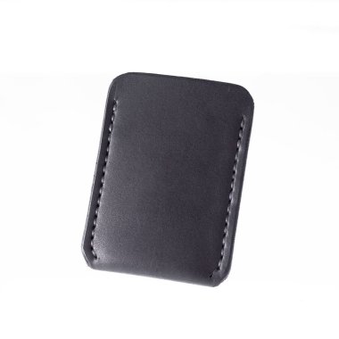 Beyaz arka planda deri aksesuarlar, cüzdanlar, bozuk para kutuları ve kayışlar, izole