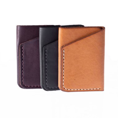 Beyaz arka planda deri aksesuarlar, cüzdanlar, bozuk para kutuları ve kayışlar, izole