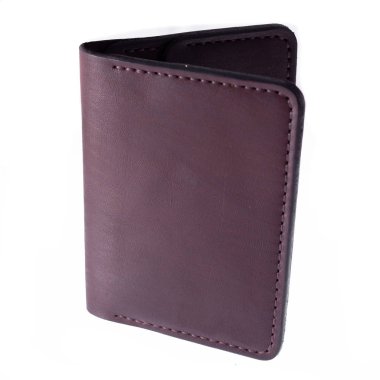 Beyaz arka planda deri aksesuarlar, cüzdanlar, bozuk para kutuları ve kayışlar, izole