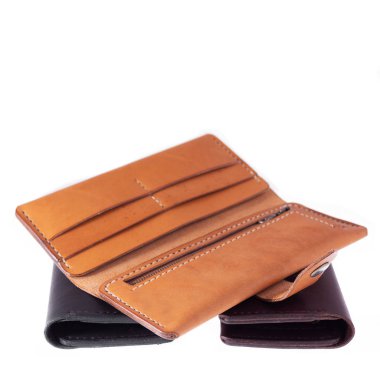 Beyaz arka planda deri aksesuarlar, cüzdanlar, bozuk para kutuları ve kayışlar, izole