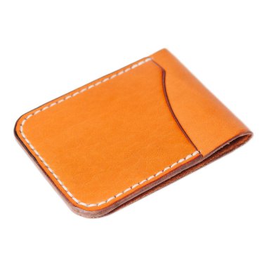 Beyaz arka planda deri aksesuarlar, cüzdanlar, bozuk para kutuları ve kayışlar, izole