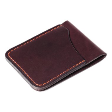 Beyaz arka planda deri aksesuarlar, cüzdanlar, bozuk para kutuları ve kayışlar, izole