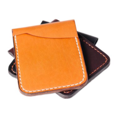 Beyaz arka planda deri aksesuarlar, cüzdanlar, bozuk para kutuları ve kayışlar, izole