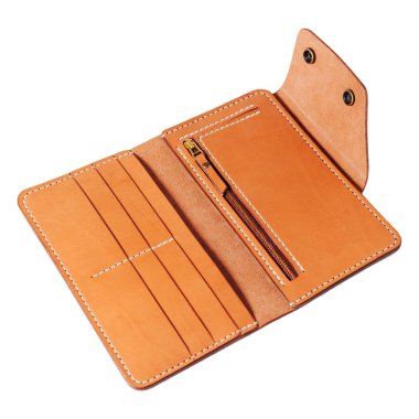 Beyaz arka planda deri aksesuarlar, cüzdanlar, bozuk para kutuları ve kayışlar, izole