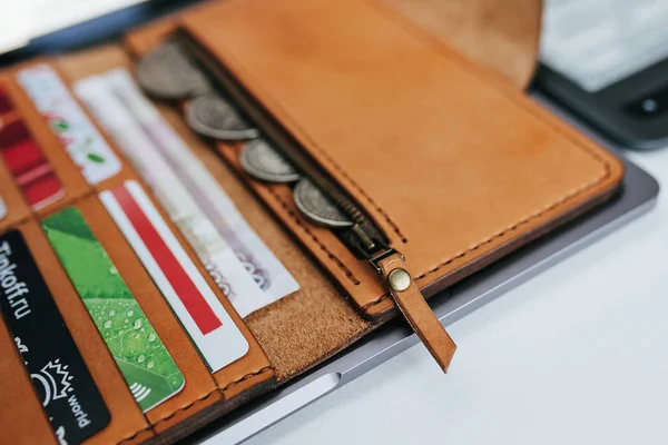 Lederen Accessoires Het Bureaublad Met Een Laptop — Stockfoto