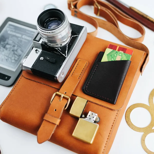 Läderprodukter Ett Vitt Bord Flat Lay — Stockfoto