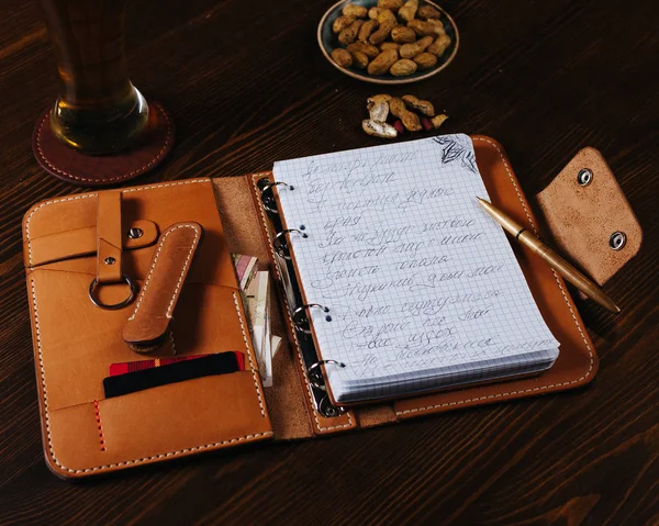Cuaderno Cuero Bar Con Cerveza Nueces Una Mesa Madera Flat —  Fotos de Stock