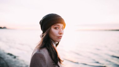 Sonbaharda sahilde kız