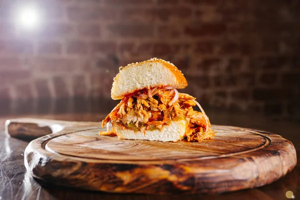 Una Hamburguesa Con Gran Pedazo Carne Una Tabla Madera Fondo — Foto de Stock