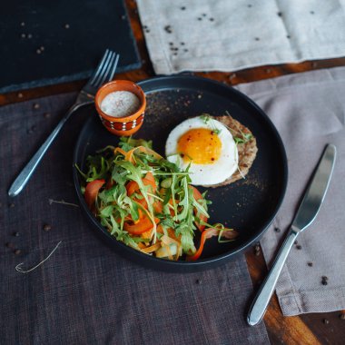 Yeşillik ve sebzelerden yumurta ve salata ile Beefsteak