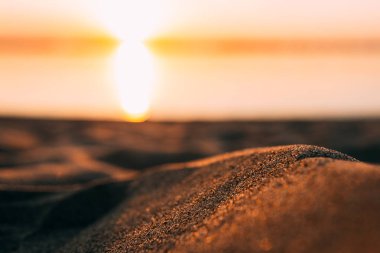 Gün batımı - sahilde şafak, kum yakın çekim