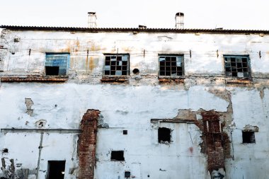 Yaz aylarında yıkılan bina, savaş