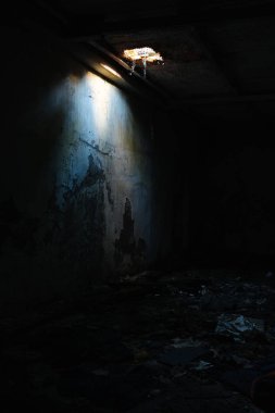 Yıkılan binada tavanda delik, savaş