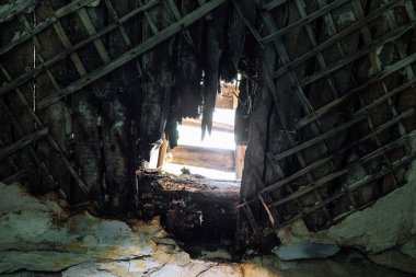 Yıkılan binada tavanda delik, savaş