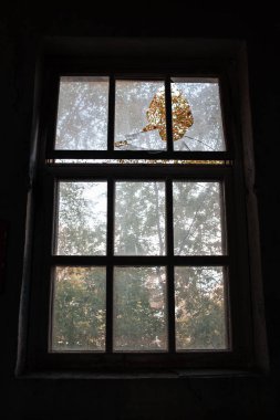 Yıkılmış bir binada kırık pencere, savaş