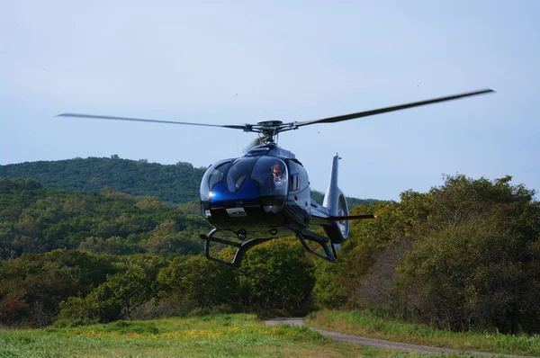 Helicóptero Ec130 Pousa Uma Clareira Costa Mar Japão — Fotografia de Stock