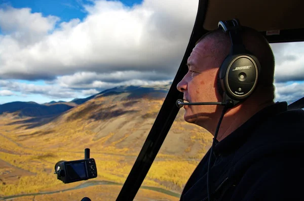 Вертолет в горах — стоковое фото