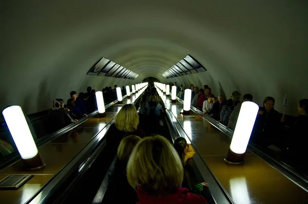 Podróżowanie Schodów Ruchomych Metrze Moskwie — Zdjęcie stockowe