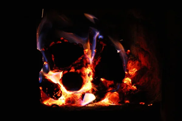 在寒冷的冬天晚上 在加热器的日志着火 — 图库照片